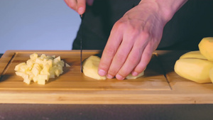 切土豆和制备料料54秒视频
