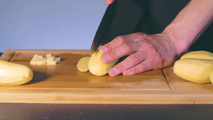 切土豆和配菜57秒视频