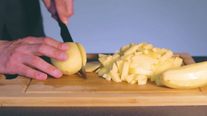 切土豆和自制备料52秒视频