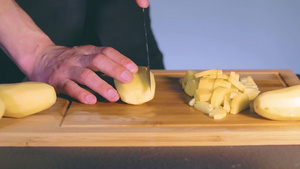 切土豆和制备料料56秒视频