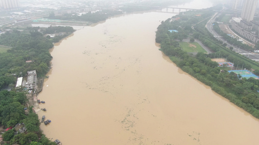 航拍河流涨洪水视频