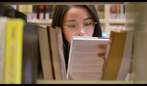 4k图书馆女学生在书架上找书学习19秒视频