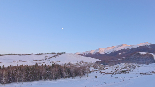 车辆行驶在雪地上视频