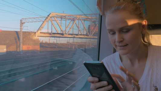 在圣彼得斯堡俄罗斯在火车上骑着年轻女孩看着窗外视频