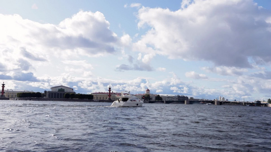 夏季在圣彼得斯堡航行的豪华游艇视频