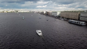 夏季在圣彼得斯堡市航行的豪华游艇15秒视频