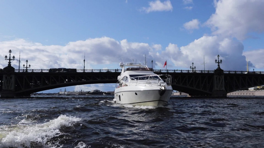 夏季在圣彼得斯堡市航行的豪华游艇视频