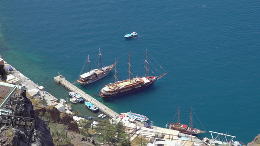 一个古老的港口在首都桑托里尼fira与旅游游艇在码头视频