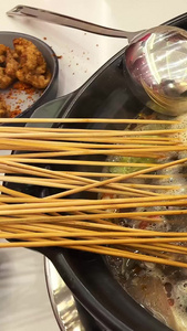重庆美食中式餐饮鸳鸯锅竹签串串特色小吃素材重庆美食素材视频