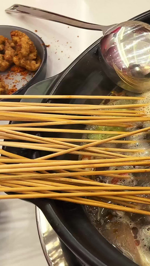 重庆美食中式餐饮鸳鸯锅竹签串串特色小吃素材重庆美食素材62秒视频