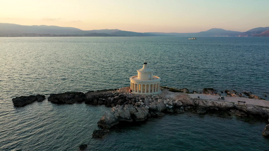 希腊凯法利尼亚岛阿尔戈斯托利拉西圣西奥多灯塔的鸟瞰图视频