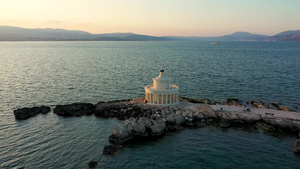 希腊凯法利尼亚岛阿尔戈斯托利拉西圣西奥多灯塔的航拍42秒视频
