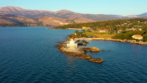希腊凯法利尼亚岛阿尔戈斯托利拉西圣西奥多灯塔的航拍26秒视频