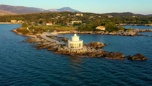 希腊凯法利尼亚岛阿尔戈斯托利拉西圣西奥多灯塔的鸟瞰图32秒视频