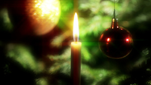 圣诞树球和蜡烛23秒视频