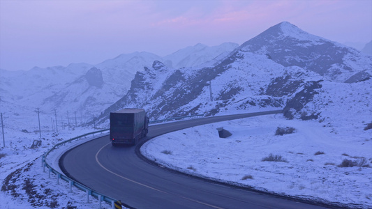 货车行驶在雪乡公路上视频