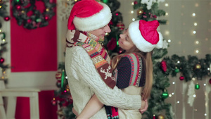 年轻漂亮的情侣互相拥抱8秒视频