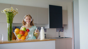 在厨房用智能手机听音乐的开心女人快乐孩10秒视频