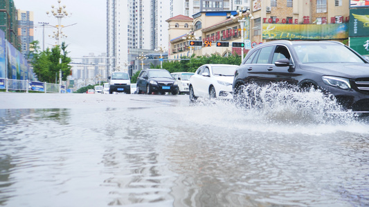 4k拍摄雨季路面积水车辆行驶视频