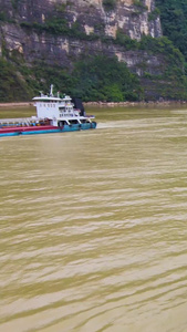 航拍长江三峡西陵峡游轮游客万里长江视频