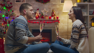 情侣在聊天和喝香槟15秒视频