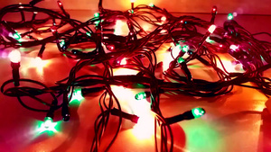 圣诞装饰闪烁着不同颜色的闪光45秒视频
