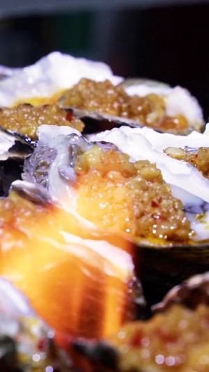 素材慢镜头升格拍摄碳烤特色海鲜美食蒜蓉生蚝制作过程82秒视频