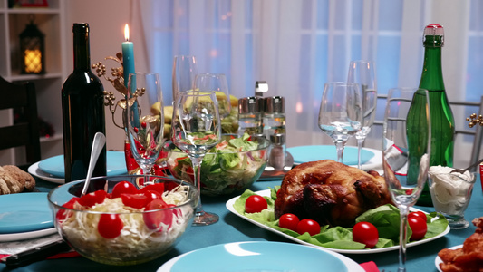与传统食物一起在餐桌上的香槟瓶视频