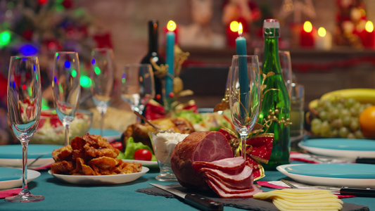 供圣诞节聚会使用的传统美味食物;和视频