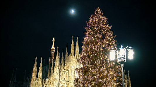 米兰大教堂前的圣诞树米兰市的迪奥莫广场意大利夜间风景视频