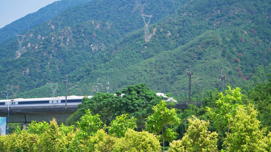 在山区铁路上行驶的高铁列车视频