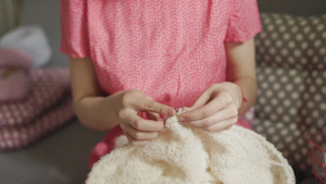 编织妇女手羊毛衣妇女爱好编织羊毛物15秒视频