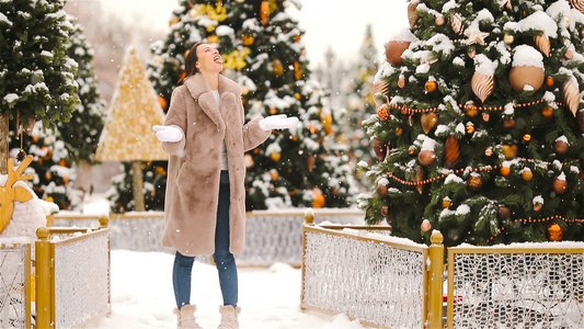 快乐的女孩在雪地的firtree树枝附近新年视频