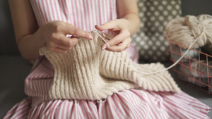 女人亲手织针头羊毛衣服女人的爱好17秒视频