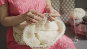 手工艺妇女用毛纱编织羊毛衣服妇女编织手11秒视频