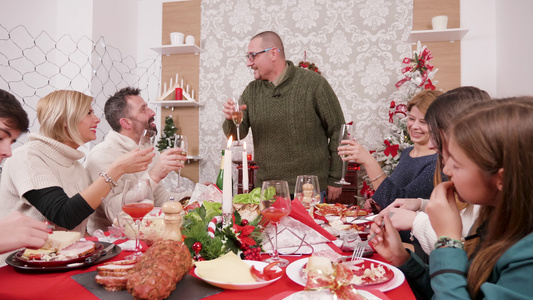 男人在家庭晚宴上举杯敬酒用香槟视频