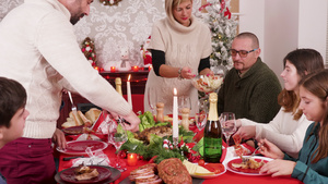 家人聚集在庆祝圣诞节的餐桌旁13秒视频