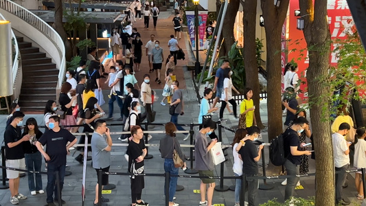 城市节假日排队人群购物逛街休闲街景4k素材视频