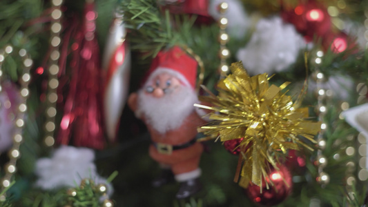 圣诞节树4上的圣诞装饰品视频