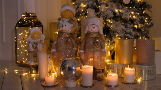 圣诞树蜡烛装饰品和在舒适的客厅中发光的园林视频