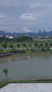 航拍广西师范大学大门红旗飘扬学校操场视频