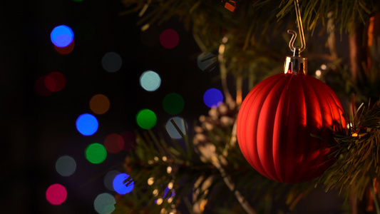 圣诞背景概念—圣诞树上挂着美丽的装饰摆设有闪闪发光视频