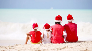 有两个孩子在圣诞度假节上戴着圣塔帽15秒视频