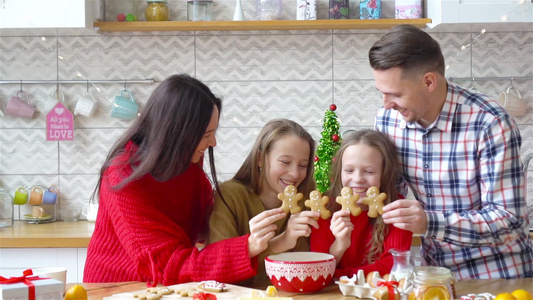 一家四口在厨房里为圣诞节准备饼干视频