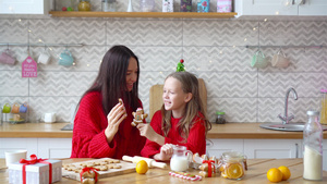 幸福的家母和女儿为圣诞节烤饼干20秒视频