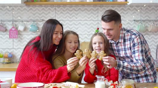圣诞节快乐家庭烘烤饼饼视频