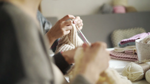 编织妇女手羊毛物16秒视频