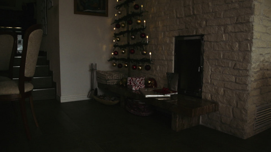 现代住宅内地的圣诞节装饰品和礼物视频