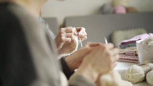 两名妇女编织针头羊毛衣15秒视频