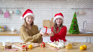 小女孩们在客厅里做圣诞姜饼屋13秒视频